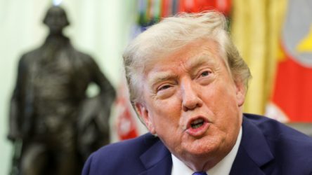 Trump dice no confía en Irán y asegura que EU controla Ormuz