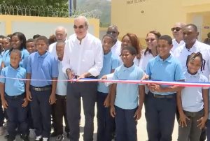 Abinader inaugura liceo en San Juan y encabeza graduación Abinader inaugura liceo en San Juan y encabeza graduación