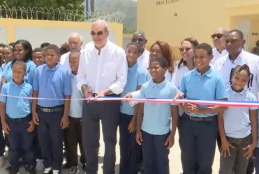 Presidente inaugura un liceo en San Juan, encabeza graduación