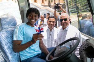 Gobierno RD entrega autobús a fundación de Marileidy Paulino