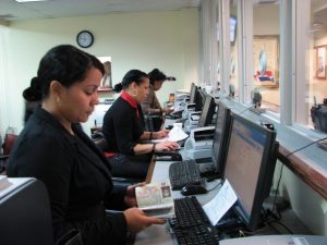 Un consulado en manos de los desechos de la política vernácula