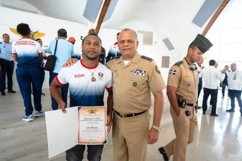Ministerio Defensa reconoce a medallistas JCC de FFAA y la PN imagen