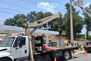 EDEESTE fortalece las redes eléctricas en Yamasá y Peralvillo