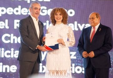 Abinader entrega 1,500 becas para estudiar en el extranjero