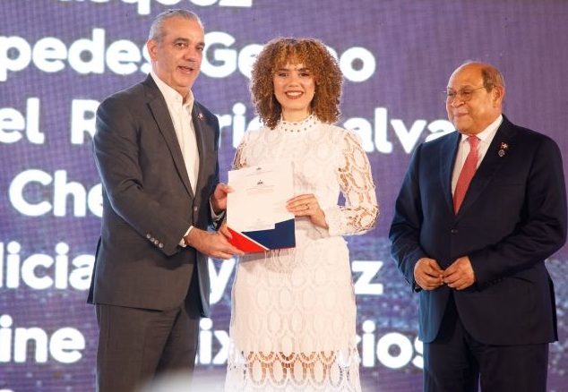 Abinader entrega 1,500 becas para estudiar en el extranjero