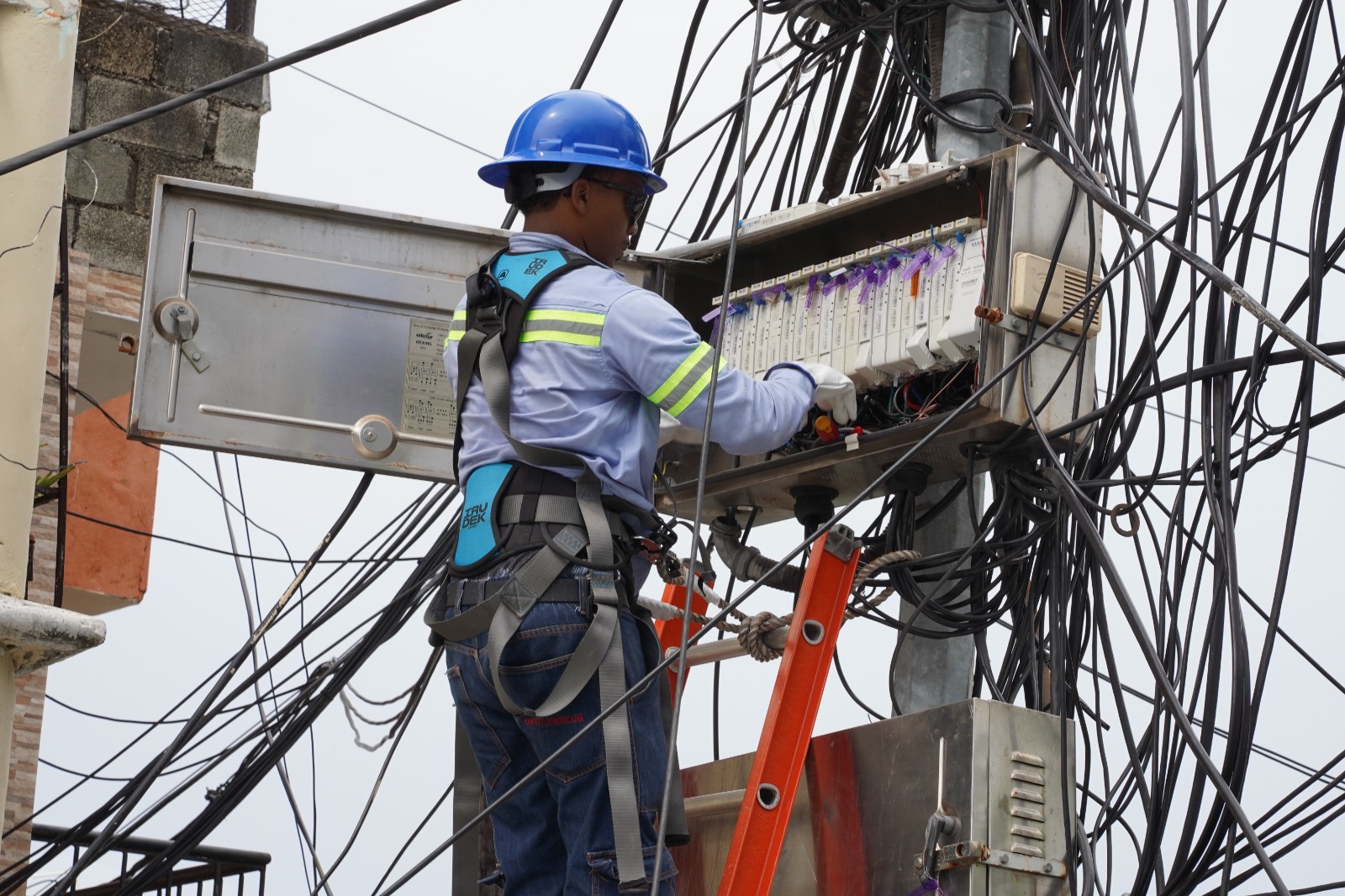 Edesur advierte consecuencias legales del hurto eléctrico RD imagen