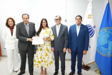 Salud reconoce Banco BHD por promover la lactancia materna Salud reconoce Banco BHD por promover la lactancia materna