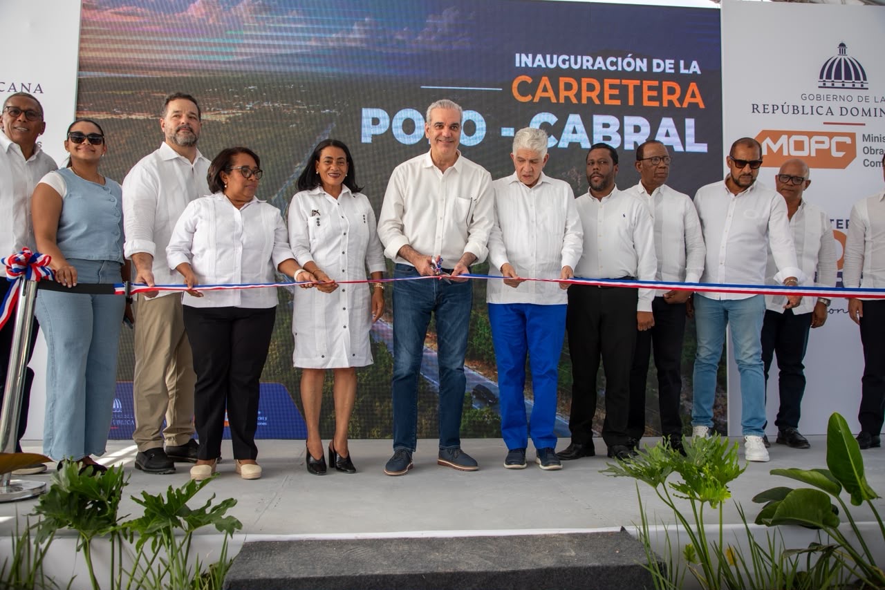 Presidente inaugura obras en  provincias suroeste dominicano