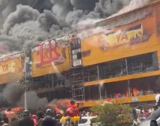Un incendio afecta la tienda LyR de la autopista Las Américas Un incendio afecta la tienda LyR de la autopista Las Américas