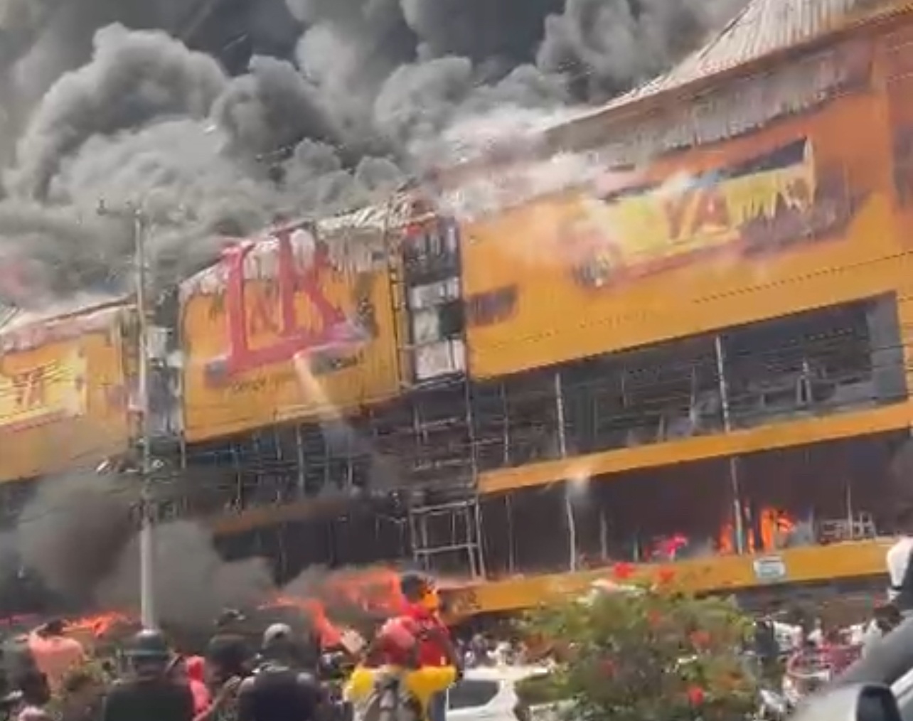 Un incendio afecta tienda LyR de la autopista Las Américas Un incendio afecta tienda LyR de la autopista Las Américas