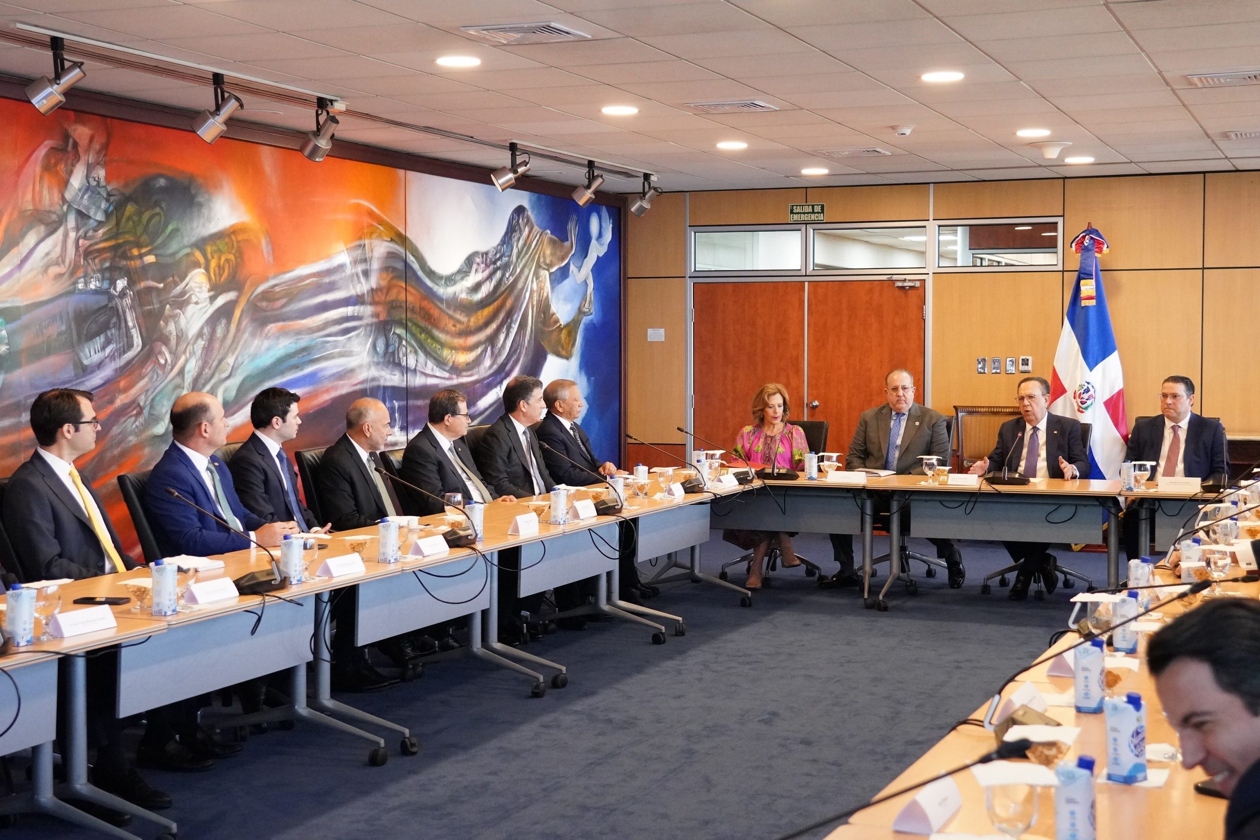 Funcionarios y ejecutivos de la banca evalúan economía de RD
