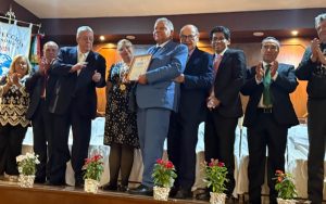 Embajador Juan Bolívar Díaz recibe un galardón en México