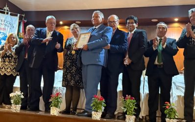 Embajador Juan Bolívar Díaz recibe un galardón en México