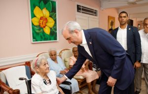 Presidente dominicano visita hogar de ancianos en la Capital