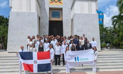 Hospital Ney Arias celebra 16 años con una ofrenda floral