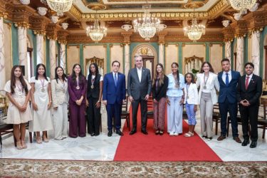 Abinader recibe a estudiantes dominicanos residentes España Abinader recibe a estudiantes dominicanos residentes España