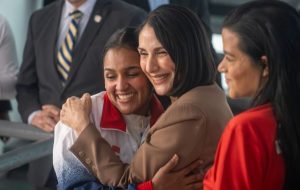 Raquel Arbaje acompaña una  jornada de esgrima en los JCC