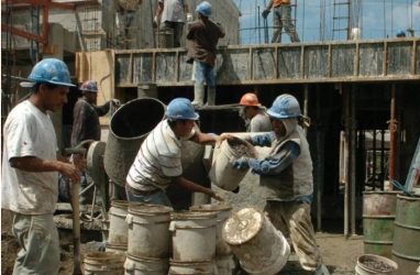 Disponen alza salarial del 20 % a trabajadores de la construcción