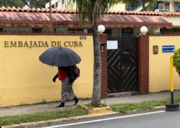 Diplomáticos Cuba retiran sus pertenencias tras orden salida