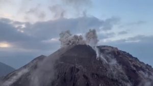 Volcán Santiaguito sigue con explosiones en Guatemala