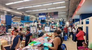 Padres denuncian alza en precios de útiles escolares