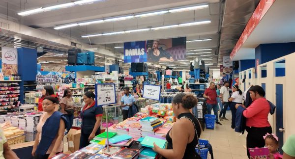 Padres denuncian alza precios de útiles escolares en la RD imagen