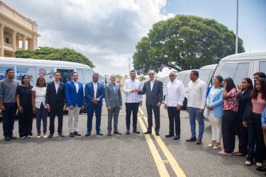 Abinader entrega 40 autobuses para estudiantes universitarios