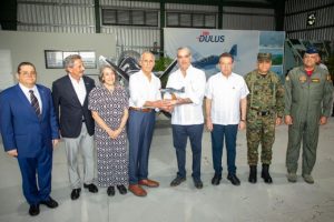 Abinader y Asfura conocen el ensamblaje de avión TS-7 Dulus