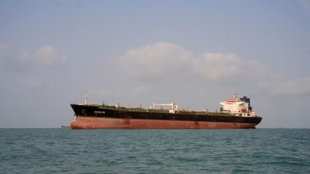 Irán dice no cederá petróleo si EU mantiene guerra económica