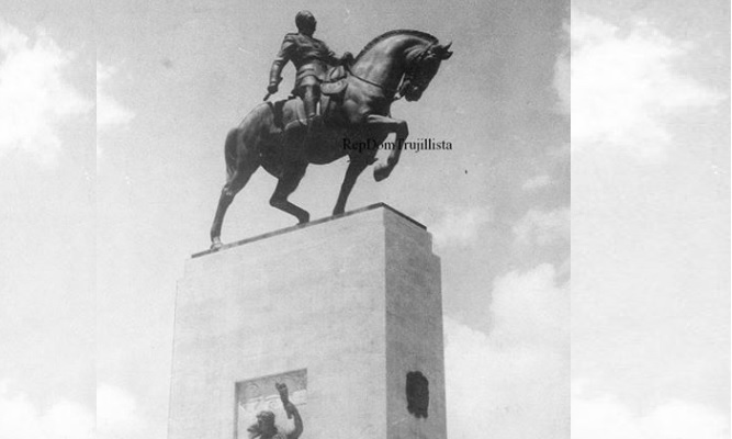 La gigantesca estatua ecuestre de Trujillo imagen