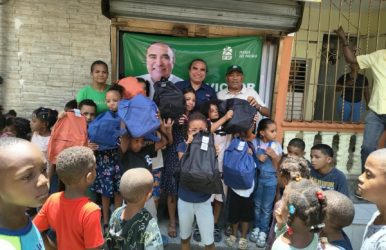 SDN: Víctor Pavón entrega útiles escolares en Villa Mella SDN: Víctor Pavón entrega útiles escolares en Villa Mella