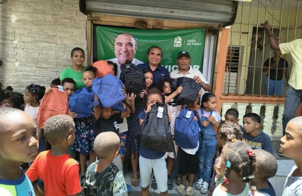 SDN: Víctor Pavón entrega útiles escolares en Villa Mella imagen