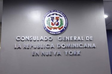 En NY merecemos un buen cónsul, no un «cohete explotao»