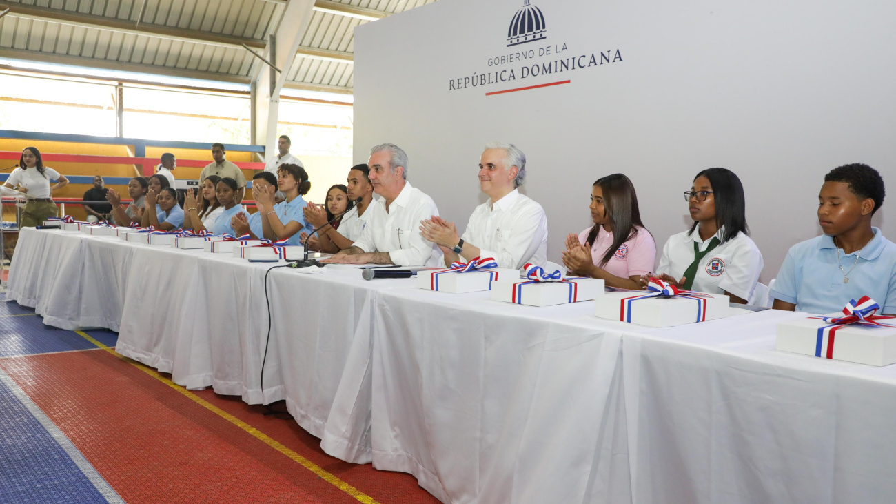Abinader destaca avances en la educación pública dominicana