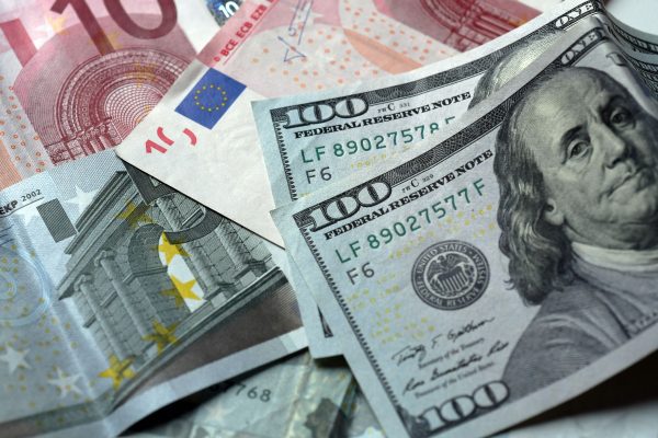 Dólar bajó 9 cts. y era vendido a $58.44; el euro subió a $68.79 imagen