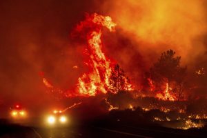 Miles de evacuados y viviendas destruidas por incendios en EU