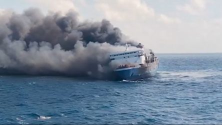 INDONESIA: Cinco muertos y decenas heridos incendio ferry