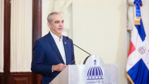 Defiende la libre competencia; destaca avances en educación