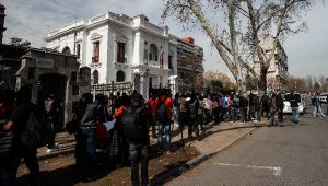 Haitianos protestan ante embajada de su país en Chile Haitianos protestan ante embajada de su país en Chile