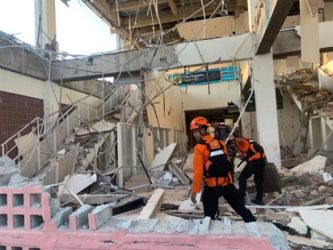 INDONESIA: Aumentan a 53 los muertos por el terremoto 7,7