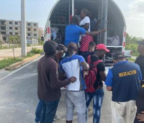 DGM detiene a 24 haitianos laboraban en negocios chinos DGM detiene a 24 haitianos laboraban en negocios chinos