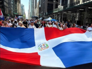 Desfile Dominicano tiñe Sexta Avenida de azul, rojo y blanco Desfile Dominicano tiñe Sexta Avenida de azul, rojo y blanco