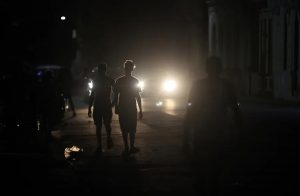 La mitad de Cuba se queda sin energÃa tras la caÃda del sistema La mitad de Cuba se queda sin energÃa tras la caÃda del sistema