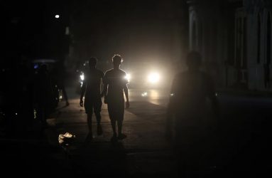 La mitad de Cuba se queda sin energÃa tras la caÃda del sistema La mitad de Cuba se queda sin energÃa tras la caÃda del sistema