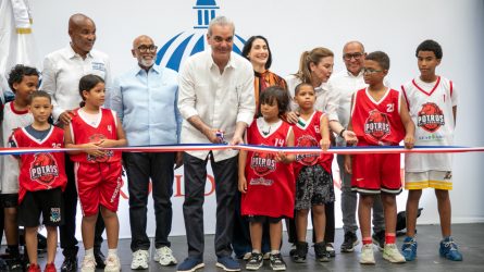 Abinader entrega techado Santo Cura Ars y el club Villa Francisca