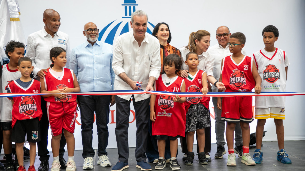 Abinader entrega techado Santo Cura Ars y el club Villa Francisca