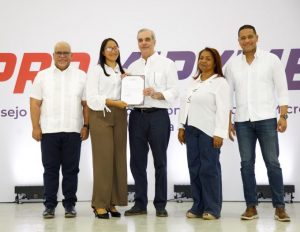 Abinader entrega RD$85 MM a 400 microempresarios en SJM