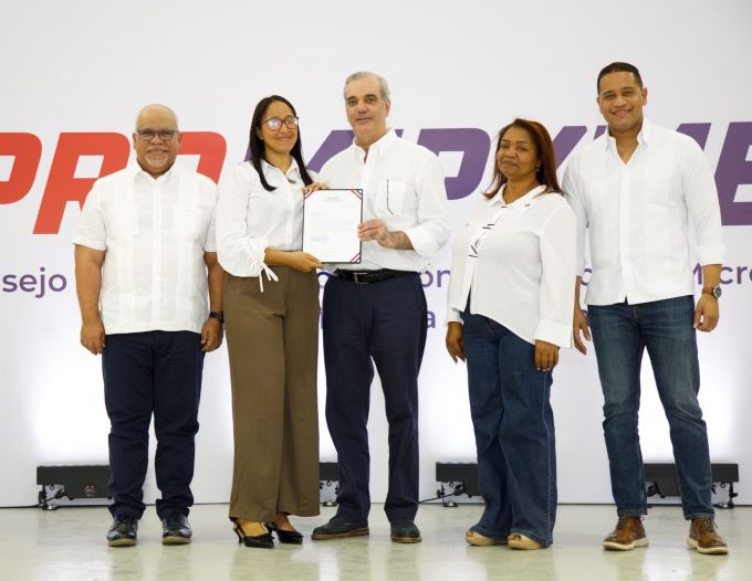 Abinader entrega RD$85 MM a 400 microempresarios en SJM