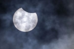 Eclipse parcial de Sol acapara atención aficionados de Europa