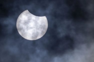 Eclipse parcial de Sol acapara atención aficionados de Europa